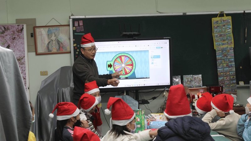 彰化縣北斗國小資源班教師葉志偉設計「扭蛋教學法」，幫助學生獲得學習成就感，為增加孩子學習動機，他也會配合耶誕節，戴起耶誕帽教學。（教育部提供）中央社記者許秩維傳真 114年12月28日