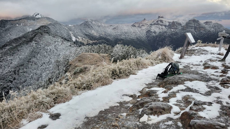 冷氣團來襲，雪山2名登山客接連發生疑因失溫在山區昏迷OHCA事件。雪霸國家公園管理處28日表示，低溫與風寒效應具高度致命性，山友務必提高警覺，做好萬全準備。圖為28日桃山主峰雪況。（雪管處提供）中央社記者管瑞平傳真 114年12月28日