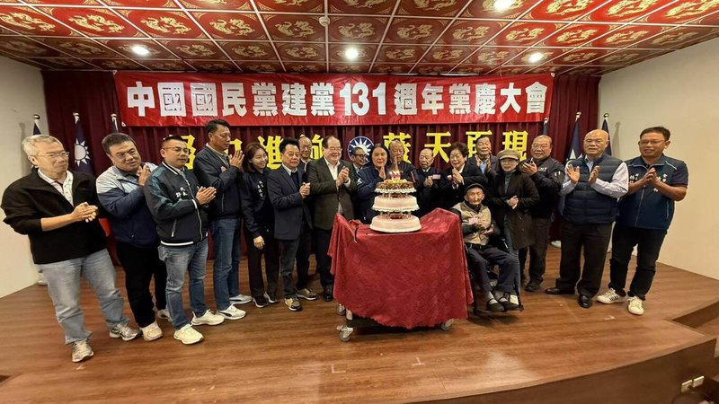 「中國國民黨建黨131週年黨慶大會」28日在金門縣紅龍餐廳舉行，國民黨副主席兼秘書長李乾龍（左8）出席。（國民黨金門縣黨部提供）中央社記者張已亷傳真　114年12月28日