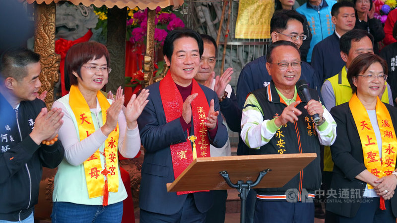 總統賴清德（左3）28日前往彰化溪湖永安宮參加祈安七朝清醮大典，除了向媽祖祈求國泰民安，也希望彰化鄉親支持民進黨立委陳素月（左2），讓陳素月接下縣長王惠美棒子，為彰化服務。中央社記者吳哲豪彰化攝　114年12月28日