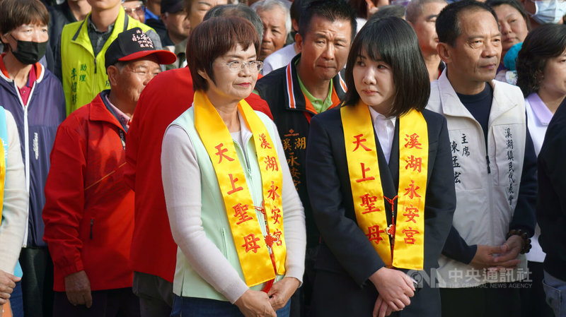 國民黨立委謝衣鳯（前中右）表態，將挑戰成為國民黨彰化縣長候選人；謝衣鳯28日前往彰化溪湖永安宮參加祈安七朝清醮大典時，剛好與獲得民進黨彰化縣長選舉提名的立委陳素月（前左）同台。中央社記者吳哲豪彰化攝　114年12月28日