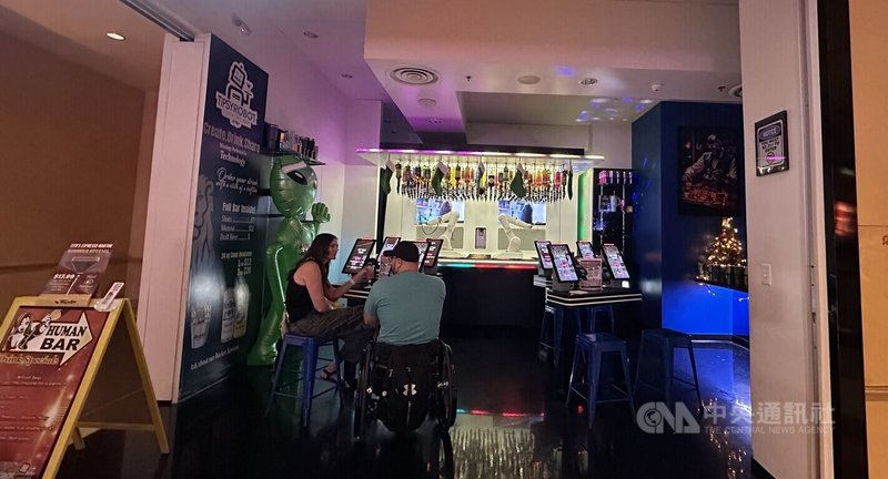 美國一些大城市飯店設有無人酒吧，不少顧客點完飲料後仍傾向彼此交談互動。中央社記者張欣瑜舊金山攝　114年12月28日