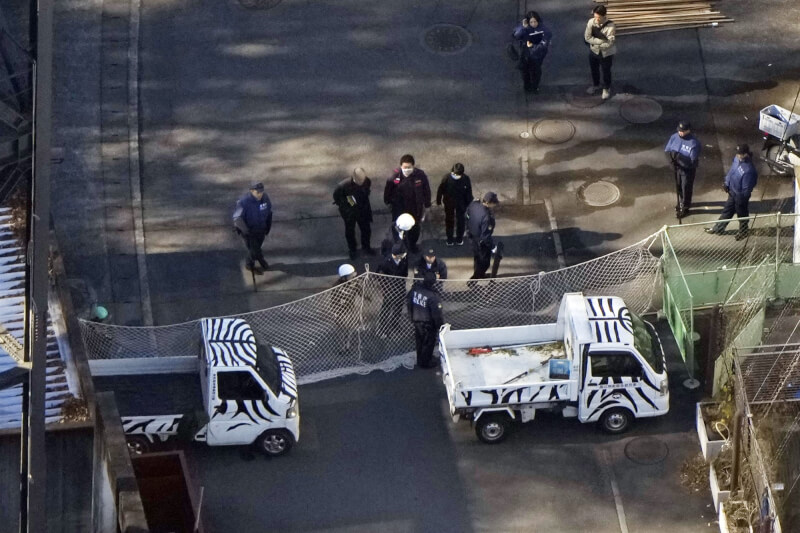 東京多摩動物園傳出狼逃脫的消息後，警方與工作人員在園區內展開搜索。（共同社）