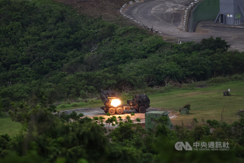 圖為國防部在屏東九鵬基地舉行「海馬士多管火箭系統」射擊。（中央社檔案照片）