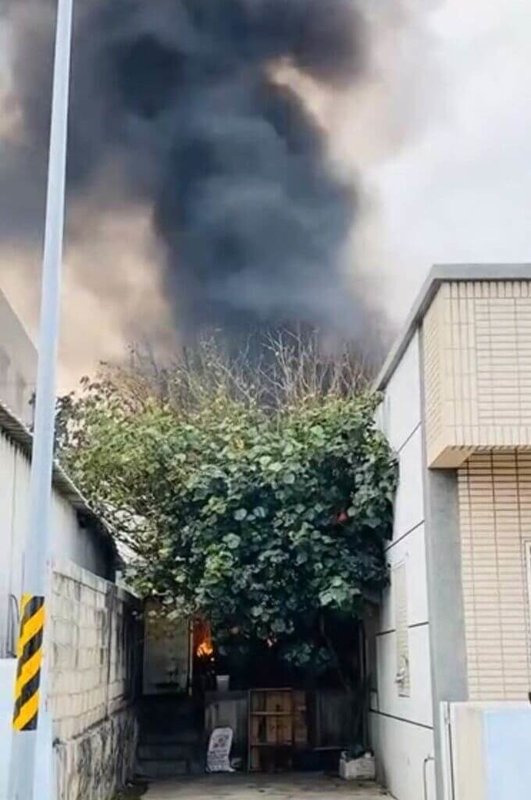  澎湖菓葉村一處鐵皮屋，28日疑似製作燒餅油酥時，油鍋不慎起火，澎湖消防局灌救獲得控制，火場約400平方公尺，張姓屋主輕微燒燙傷，起火原因調查釐清中。（澎湖消防局提供）中央社   114年12月28日