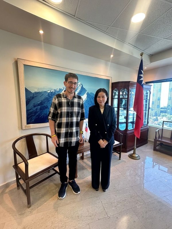 駐以色列代表李雅萍（右）25日接受以色列主流財經日報「環球報」（Globes）記者艾馬斯（Dean Shmuel Elmas）（左）專訪。（駐以色列代表處提供）中央社　114年12月28日