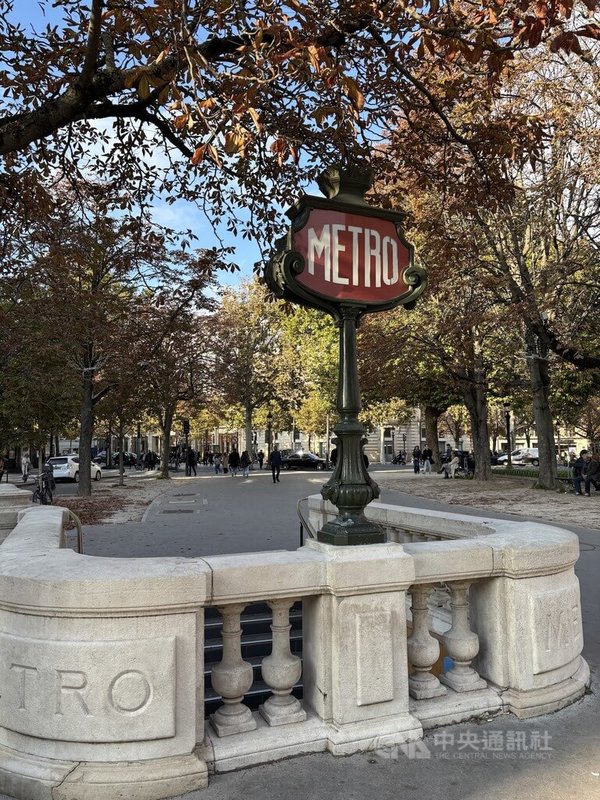巴黎地鐵發生持刀砍人造成3傷事件。案發後，部分民眾質疑巴黎公共交通安全，巴黎大眾運輸公司工會代表也譴責地鐵缺乏安全措施。中央社記者曾依璇巴黎攝　114年12月28日