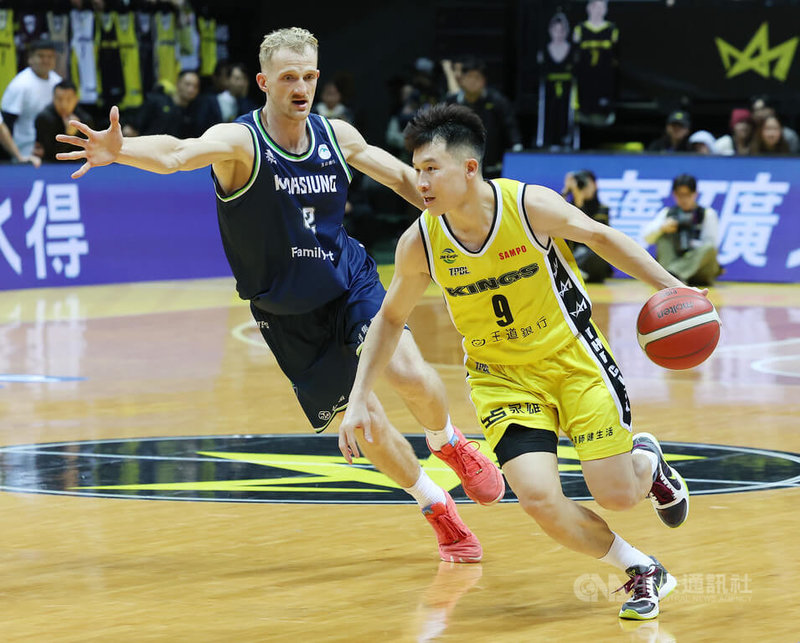 台灣職業籃球大聯盟(TPBL)新北國王與高雄全家海神28日在新莊體育館交手,國王當家後衛李愷諺(右)全場攻下7分、4籃板、3助攻,助隊最終以86比82收下勝利。中央社記者張新偉攝 114年12月28日