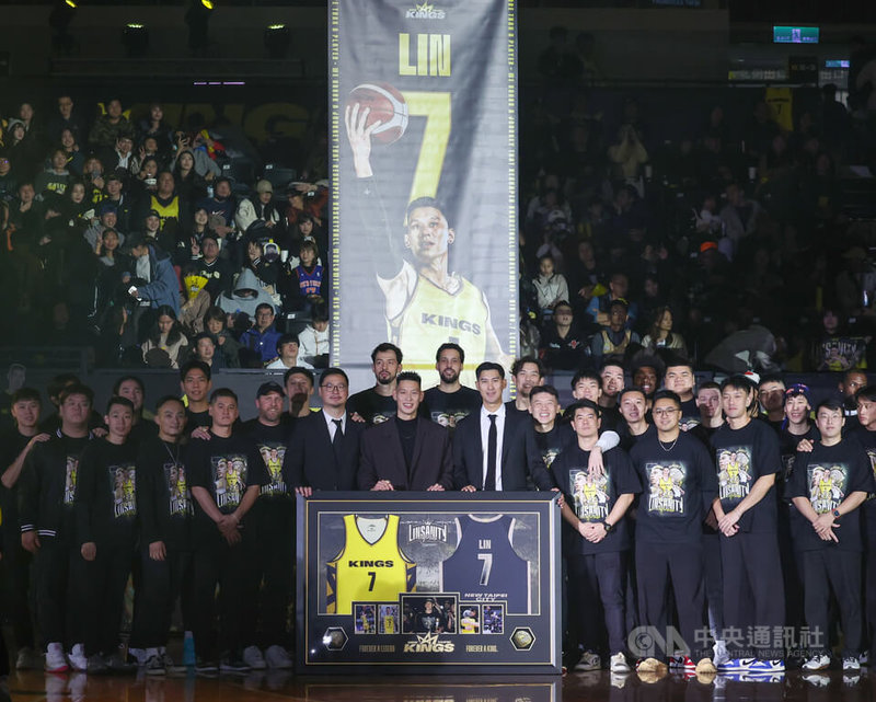 台灣職業籃球大聯盟(TPBL)新北國王28日為退役球星林書豪(前右6)舉辦球衣退休儀式,林書豪與國王執行長陳信生(前右7)、總經理毛加恩(前右5)及全隊球員在退休旗幟前合影。中央社記者張新偉攝 114年12月28日