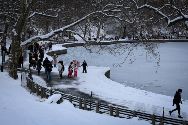美國紐約曼哈頓的中央公園積滿白雪。（路透社）