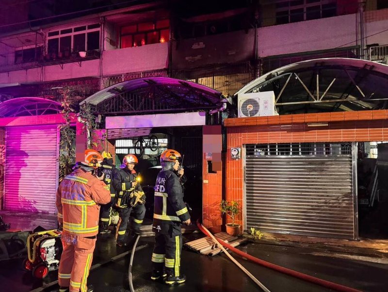 台中市潭子區和平路巷弄內1戶民宅29日凌晨2時多發生火警，台中市消防局獲報趕往布水線搶救。（民眾提供）中央社記者郝雪卿傳真  114年12月29日