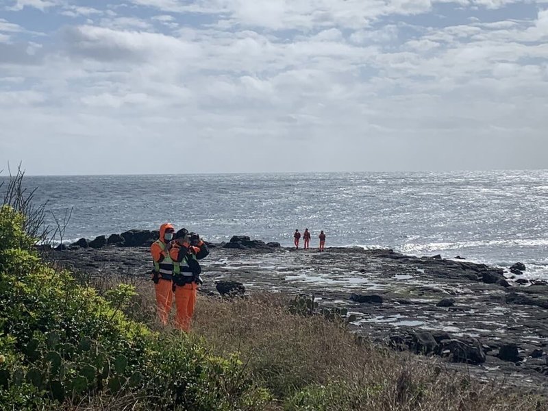 陸軍澎湖防衛指揮部所屬作業隊何姓士官，28日下午利用休假前往馬公山水海域潛水未歸，軍警與海巡等單位全面搜尋中。（第七岸巡隊提供）中央社  114年12月29日