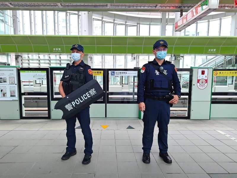 台中市31日有多場跨年大型活動，台中捷運將延長營運到隔天凌晨2時並加密班次，當天晚間台中捷運股份有限公司緊急應變小組會與捷運警察隊配合，增派警力巡邏守望，維護疏運安全。（中捷公司提供）中央社記者蘇木春傳真　114年12月29日