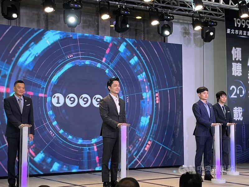 台北市長蔣萬安（左2）28日傍晚才從上海雙城論壇返抵國門，共軍宣布29日起環台軍演。蔣萬安29日接受媒體聯訪表示，任何造成區域衝突升高的行為，「我都予以譴責」，立場非常堅定而一貫。圖為蔣萬安上午出席1999台北市民當家熱線20週年暨AI創新發布記者會。中央社記者楊淑閔攝 114年12月29日