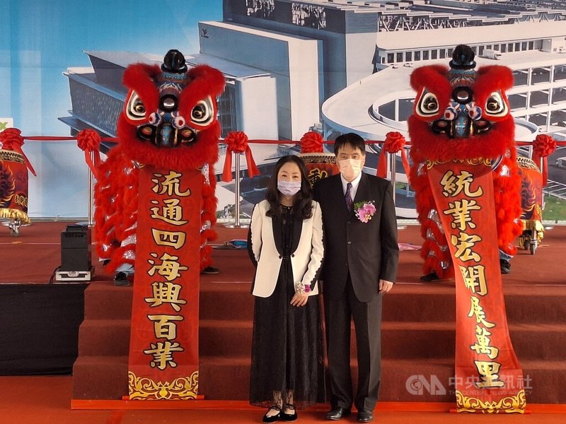 統一企業台南新市物流園區29日舉行啟用典禮，統一企業董事長羅智先（右）與夫人高秀玲（左）皆出席。台南新市物流園區為統一企業首座24小時營運且結合常溫、低溫包括冷藏與冷凍等多溫層的智慧物流園區，全面導入智慧物流與自動化設備。中央社記者何秀玲攝　114年12月29日