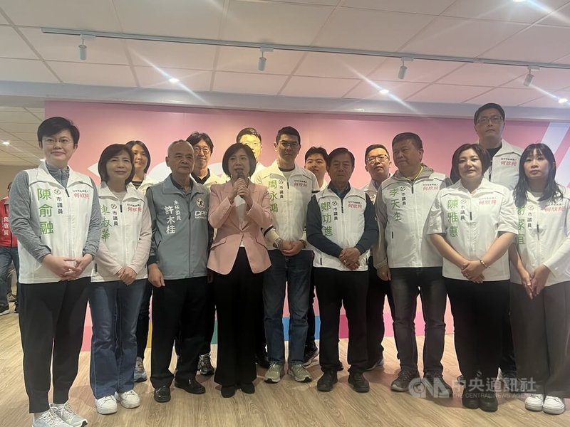 將參選台中市長的民進黨立委何欣純（前左4）29日為設在南屯區的市政辦公室揭牌開箱，她表示，她要成為「市民的市長」，讓市民過好生活才是她該做的事情。中央社記者郝雪卿攝  114年12月29日