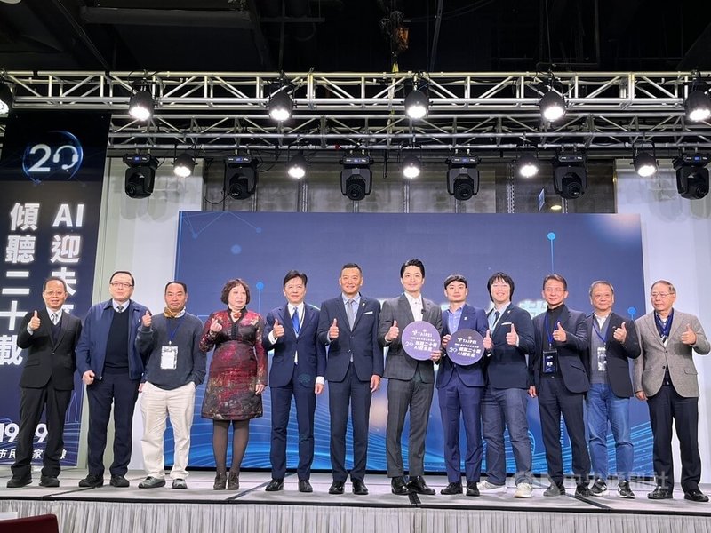 台北市長蔣萬安（右6）29日說，1999台北市民當家熱線不斷轉型升級，這20年已擴大照顧到聽力障礙者與國際友人，而語音轉文字AI（人工智慧）技術經5個月實地驗證，準確率已達90%以上。中央社記者楊淑閔攝　114年12月29日