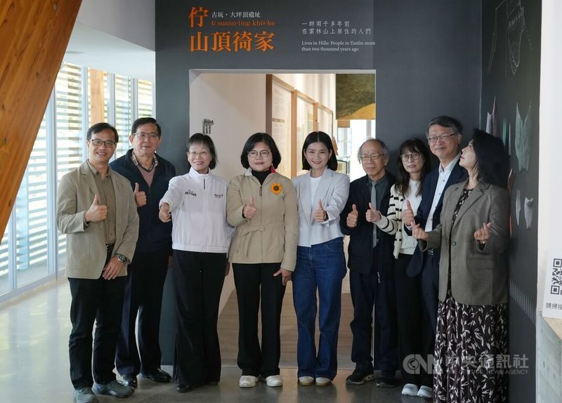 湖山水庫人文遺址館29日推出「佇山頂徛家古坑．大坪頂遺址」常設展，由雲林縣長張麗善（左4）、成功大學考古學研究所兼任教授劉益昌（右4）等人一同揭幕。中央社記者蔡智明攝　114年12月29日