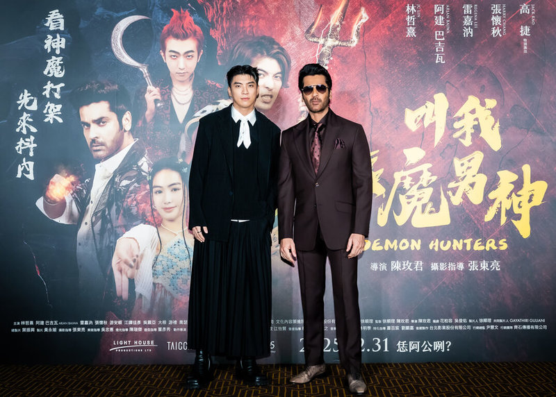 電影「叫我驅魔男神」為台灣與印度聯合打造的奇幻動作喜劇，演員林哲熹（左）、阿建巴吉瓦（右）29日出席首映會，阿建巴吉瓦時隔2年再度來台，許願想吃遍台灣傳統美食。（光盛影業提供）中央社記者洪素津傳真　114年12月29日