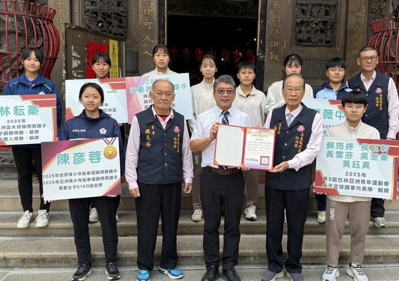 嘉義縣立永慶高中今年有9名學生成為國家代表隊成員，為感謝嘉義城隍廟對學校體育發展的支持與贊助，校長郭春松（前右3）29日帶領國手學生前往參拜，由董事長楊嘉南（前右2）接待並陪同上香。（永慶高中提供）中央社記者黃國芳傳真　114年12月29日