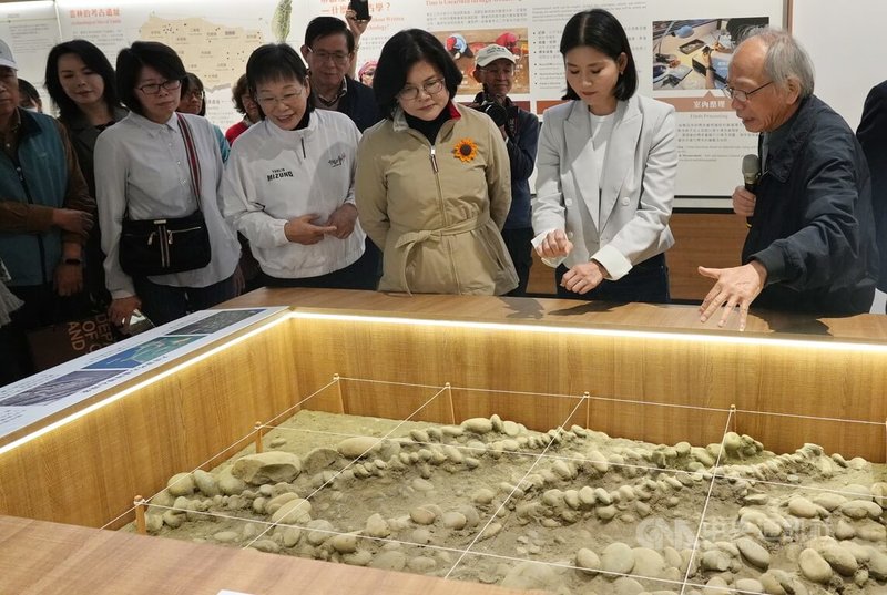 湖山水庫人文遺址館29日推出「佇山頂徛家古坑．大坪頂遺址」常設展，成功大學考古學研究所兼任教授劉益昌（右1）向雲林縣長張麗善（右3）等人介紹遺址出土時復原模型。中央社記者蔡智明攝　114年12月29日
