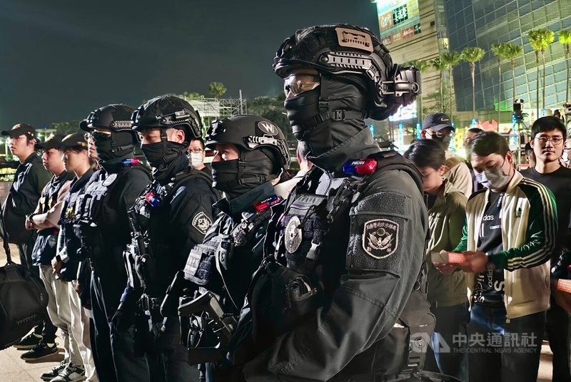 高雄市政府29日晚間舉辦「2026高雄跨年晚會」突發事件實兵演練,動員近300人。中央社記者董俊志攝 114年12月29日