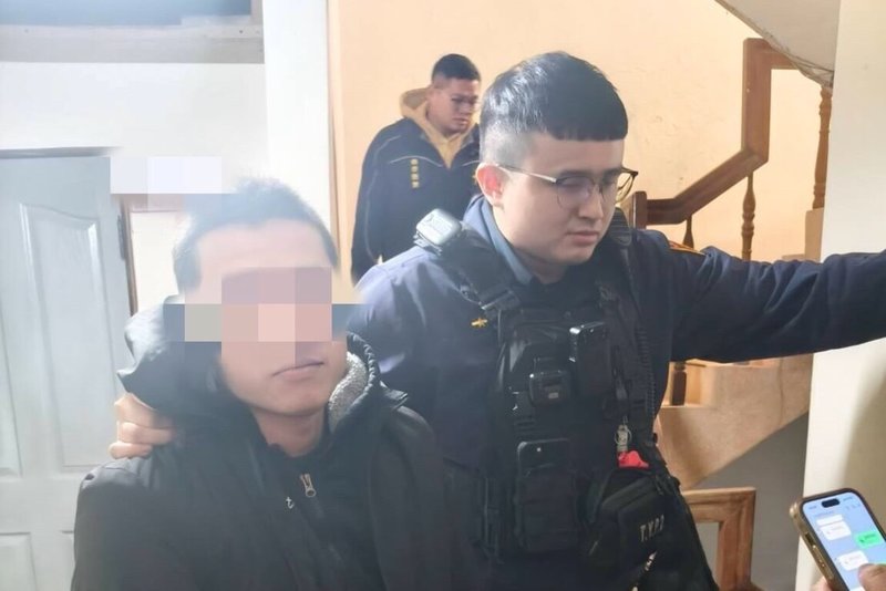 桃園市警察局中壢分局普仁派出所旁空地29日凌晨遭縱火，由於鄰近派出所，警方調閱監視器，循線在2小時內逮捕34歲褚姓男子，褚男疑患有精神方面疾病，辯稱因情緒不佳才有脫序行為。（桃園市警局中壢分局提供）中央社記者吳睿騏桃園機場傳真　114年12月29日