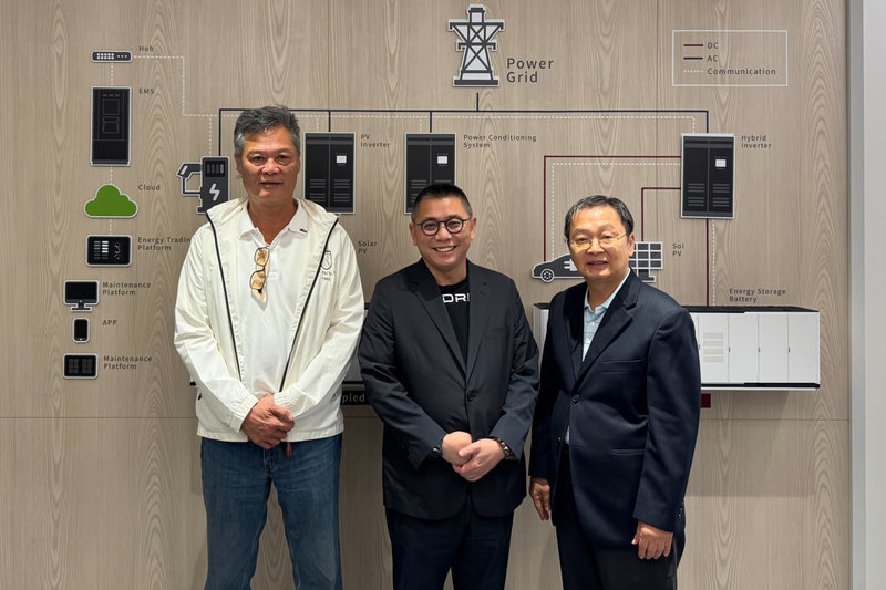 泓德能源總經理周仕昌（中）與國碩董事長陳繼明（右）29日共同宣布，合組儲能資產平台星國電力，瞄準台灣將於2026年啟動的容量市場商機。（泓德能源提供）中央社記者張建中傳真　114年12月29日