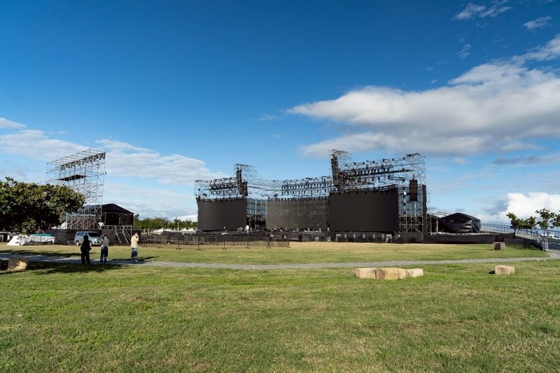 2026台東跨年晚會將在台東市國際地標登場，為提升整體觀演體驗，活動現場規劃設置3面、8公尺高的巨型LED螢幕，搭配高規格音響設備，並設計舞台延伸台，目前廠商已進駐搭建。（台東縣政府提供）中央社記者李先鳳傳真　114年12月29日