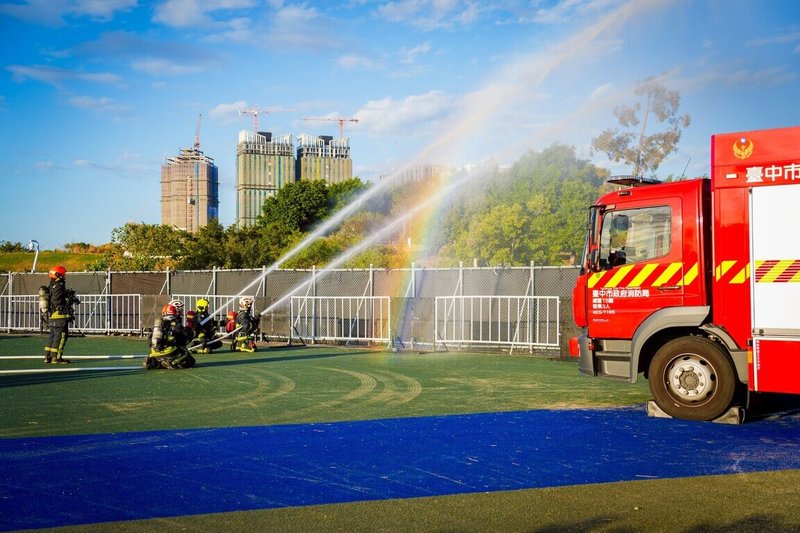 台中市跨年晚會即將登場，市府29日在水湳中央公園舉行安全疏散暨聯合應變演練，消防局演練煙火落焰引發火災及燒燙傷情境應變。（台中市政府提供）中央社記者郝雪卿傳真　114年12月29日