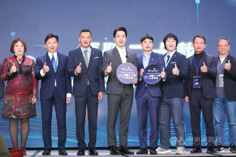 台北市長蔣萬安（左4）29日上午出席「傾聽20載，AI迎未來-1999台北市民當家熱線20週年暨AI創新發布記者會」，與研考會主委殷瑋（右4）等人一同比讚合影留念。中央社記者翁睿坤攝　114年12月29日