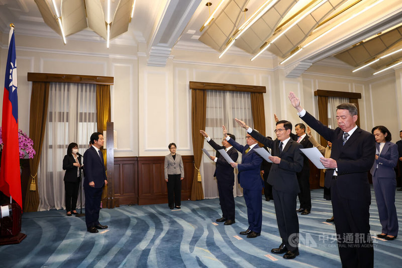 總統賴清德（前左）29日在總統府主持新任行政院、考試院、監察院、國家安全局政務人員及駐外大使宣誓典禮，國安局副局長張元斌（前排右起）、海委會政務副主委兼海巡署長張忠龍、國防部軍政副部長徐斯儉、審計部審計長陳瑞敏等新任政務人員及駐外大使宣讀誓詞。中央社記者王騰毅攝  114年12月29日