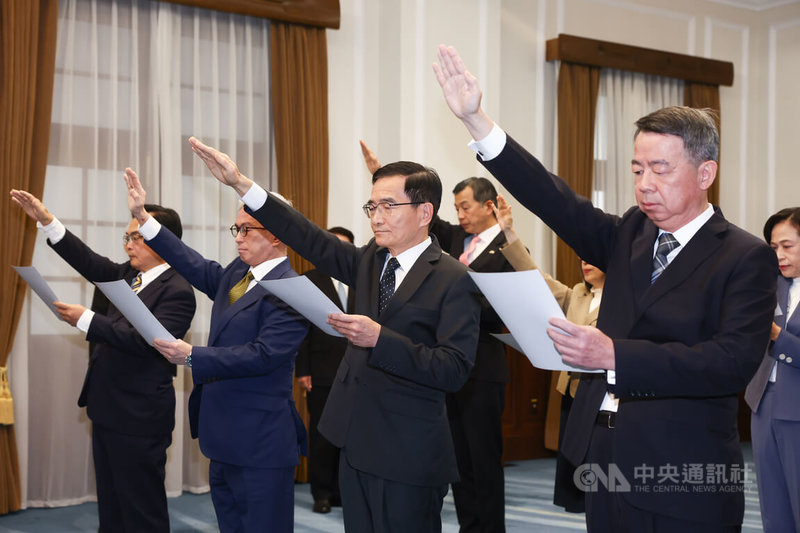 總統賴清德29日在總統府主持新任行政院、考試院、監察院、國家安全局政務人員及駐外大使宣誓典禮，國安局副局長張元斌（前排右起）、海洋委員會副主委兼海巡署署長張忠龍、國防部軍政副部長徐斯儉、審計部審計長陳瑞敏等高舉右手宣讀誓詞。中央社記者王騰毅攝  114年12月29日
