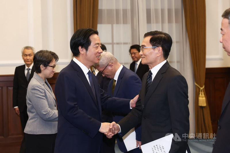 總統賴清德（前左）29日在總統府主持新任行政院、考試院、監察院、國家安全局政務人員及駐外大使宣誓典禮，賴總統在儀式結束後向海洋委員會副主委兼海巡署署長張忠龍（前右）等人握手致意。中央社記者王騰毅攝  114年12月29日