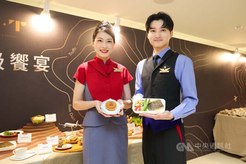 華航攜手米其林一星餐廳T+T推出聯名機上餐點，29日下午在台北舉行記者會，空服員拿著豪華商務艙主菜「麥片圓鱈與綠胡椒醬汁」及具代表性的「玫瑰鴨松露車輪餅」。中央社記者翁睿坤攝　114年12月29日