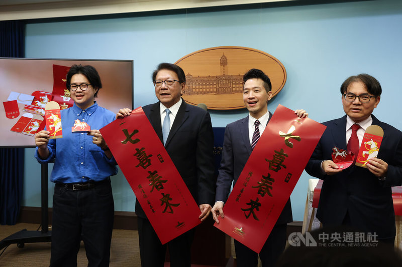 總統府29日下午舉行記者會，公布115年賀年卡、春聯、紅包袋及福袋，秘書長潘孟安（左2）與副秘書長何志偉（右2）等一同展示以「馬」為概念設計的成品。中央社記者王騰毅攝　114年12月29日