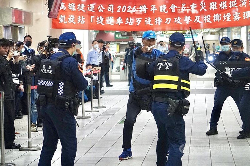 高雄市政府29日晚間舉辦「2026高雄跨年晚會」突發事件實兵演練,動員近300人,模擬跨年活動期間突發事件發生時應變作為,特別以捷運站為主要演練場域。中央社記者董俊志攝 114年12月29日