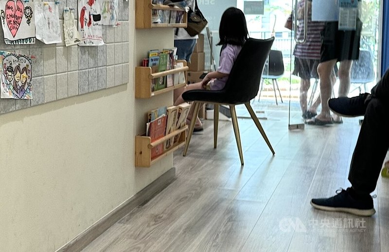 根據新加坡傳染病管理局公布傳染病數據，因急性上呼吸道感染前往綜合診所求醫的人數逐步上升。圖為感冒患者到診所就醫。中央社記者吳昇鴻新加坡攝　114年12月29日