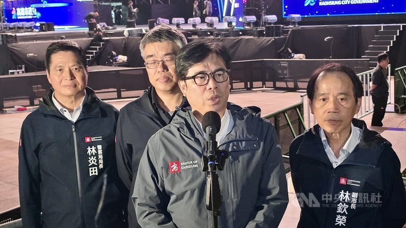 高雄市政府29日晚間舉行「2026高雄跨年晚會」突發事件實兵演練,市長陳其邁(中)表示,這次演練設定3個主要劇本,集結各局處進行實兵演習,提升市府對突發狀況應變與處理機制。中央社記者董俊志攝 114年12月29日