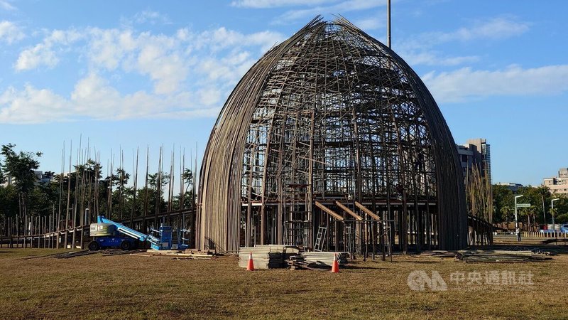2026台灣燈會進入倒數第64天，共有2大展區，規劃1座主燈、2大副燈及22個主題燈區，藝術家王文志位於嘉義縣政府前的大型竹編作品已進行搭設。中央社記者蔡智明攝　114年12月29日