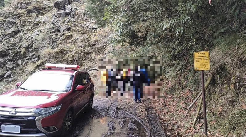 雪霸國家公園匹匹達山發生登山客疑失溫罹難事件，因山區氣候不佳，直升機無法吊掛遺體，其餘同行成員也無多餘糧食，只能先行下撤，29日由雪管處人員載送至小雪山資訊站，全員平安。（雪霸國家公園管理處提供）中央社記者管瑞平傳真　114年12月29日