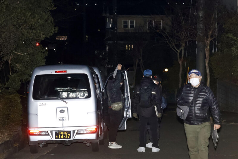 日本愛知縣名古屋市一名男子28日配送貨物時，被利器攻擊。圖為警方抵達現場蒐證。（共同社）