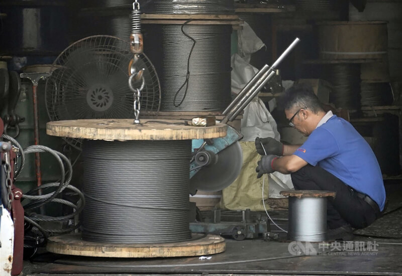 圖為高雄市鹽埕區民生工業製造業者工作情形。（中央社檔案照片）