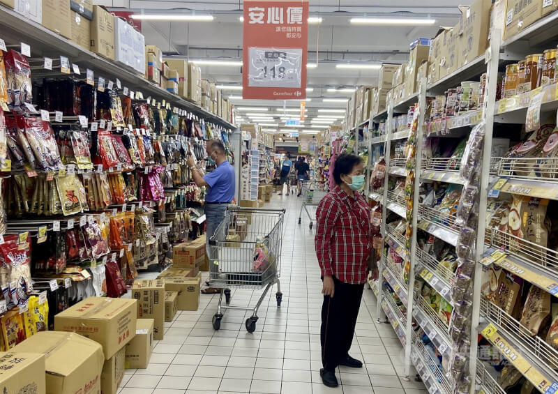 圖為民眾在高雄市前鎮區一處大賣場內購物。（中央社檔案照片）