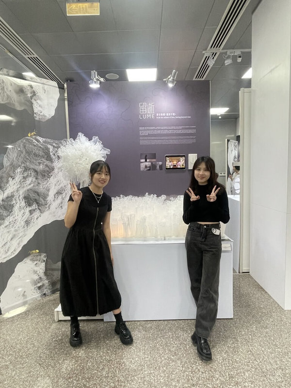台灣科技大學設計系學生劉宥希(左)和陳虹菱(右)的作品「留逝」,打造可重複使用、兼具永續概念的沉浸式悼念場景,榮獲獲得德國紅點設計獎。(台科大提供)中央社記者許秩維傳真 114年12月29日