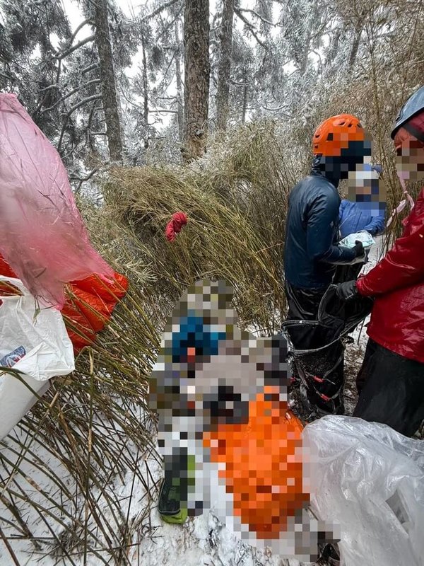 雪霸國家公園匹匹達山發生登山客疑失溫罹難事件。苗栗縣政府消防局29日指出，搜救隊經多日分批挺進抵達事故地，接觸到林姓山友遺體，然而山區氣候不佳，直升機仍無法起飛吊掛運送下山。（苗栗縣消防局提供）中央社記者管瑞平傳真　114年12月29日