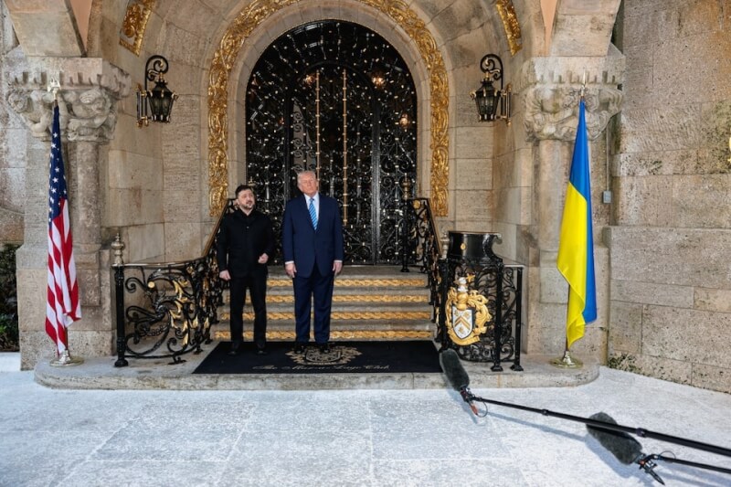 美國總統川普（右）與烏克蘭總統澤倫斯基（左）28日在佛州會晤。（路透社）