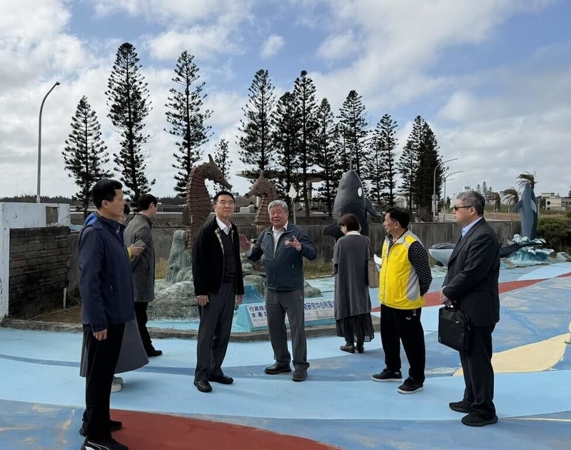 法務部保護司長洪信旭(中左)29日視察澎湖司法保護業務,一行人也前往犯罪被害人保護協會澎湖分會所服務的個案進行參訪,並對柯姓收容人為澎湖水族館製作的造景藝術作品給予高度肯定。(澎湖地檢署提供)中央社 114年12月29日