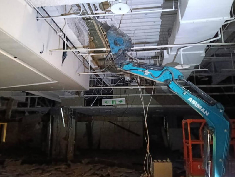 新光三越中港店2月發生氣爆案。台中地檢署調查發現，小怪手的手臂伸展後高度超過天花板，可以觸及天花板內之瓦斯管。（民眾提供）中央社記者趙麗妍傳真　114年12月30日