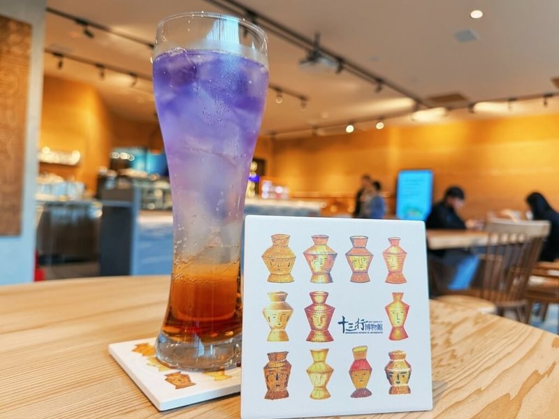 新北市立十三行博物館考古咖啡廳13 CAFÉ邀請金包里慈護宮社區關懷據點的長輩，用畫筆重新詮釋「人面陶罐」，繪製出獨一無二的手繪杯墊。（十三行博物館提供）中央社記者曹亞沿傳真　114年12月30日